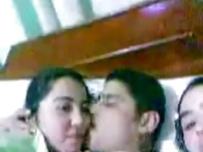 മെലിഞ്ഞ കൗമാരക്കാരൻ റൈഡിംഗ് കൂറ്റൻ കോഴി
