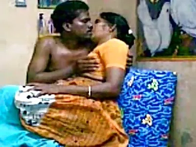 സബ്രീന ബ്ളോണ്ട് വായ മൂടിക്കെട്ടുന്നു